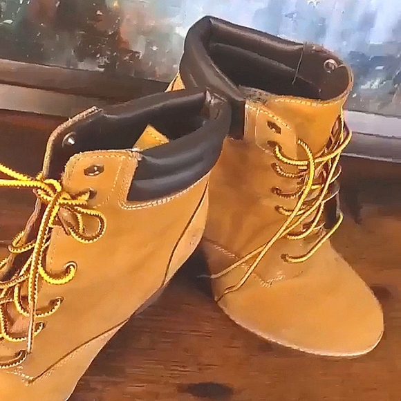 Like New!! Timberland Heeled Lace Up Boots Womens Size 7 - Picture 3 of 10